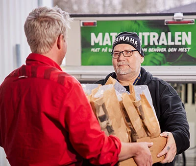 ICA Maxi Erikslund skänker produkter och mat till behövande.